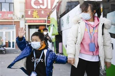 火车|滞留额济纳旗的596名外地游客昨日抵达鄂尔多斯市进行健康监测