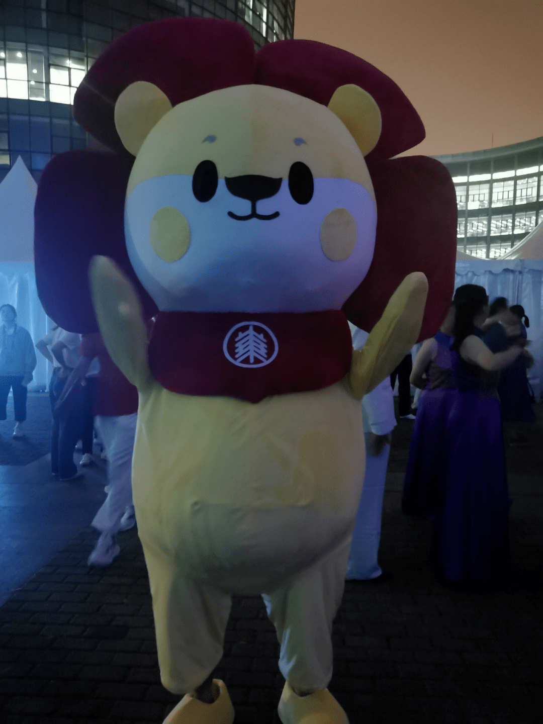 回首再出发70周年校庆中的经管学子