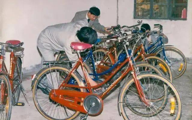 工人在调试双管女车样车0590年代后,绍兴自行车总厂开始寻求自身的