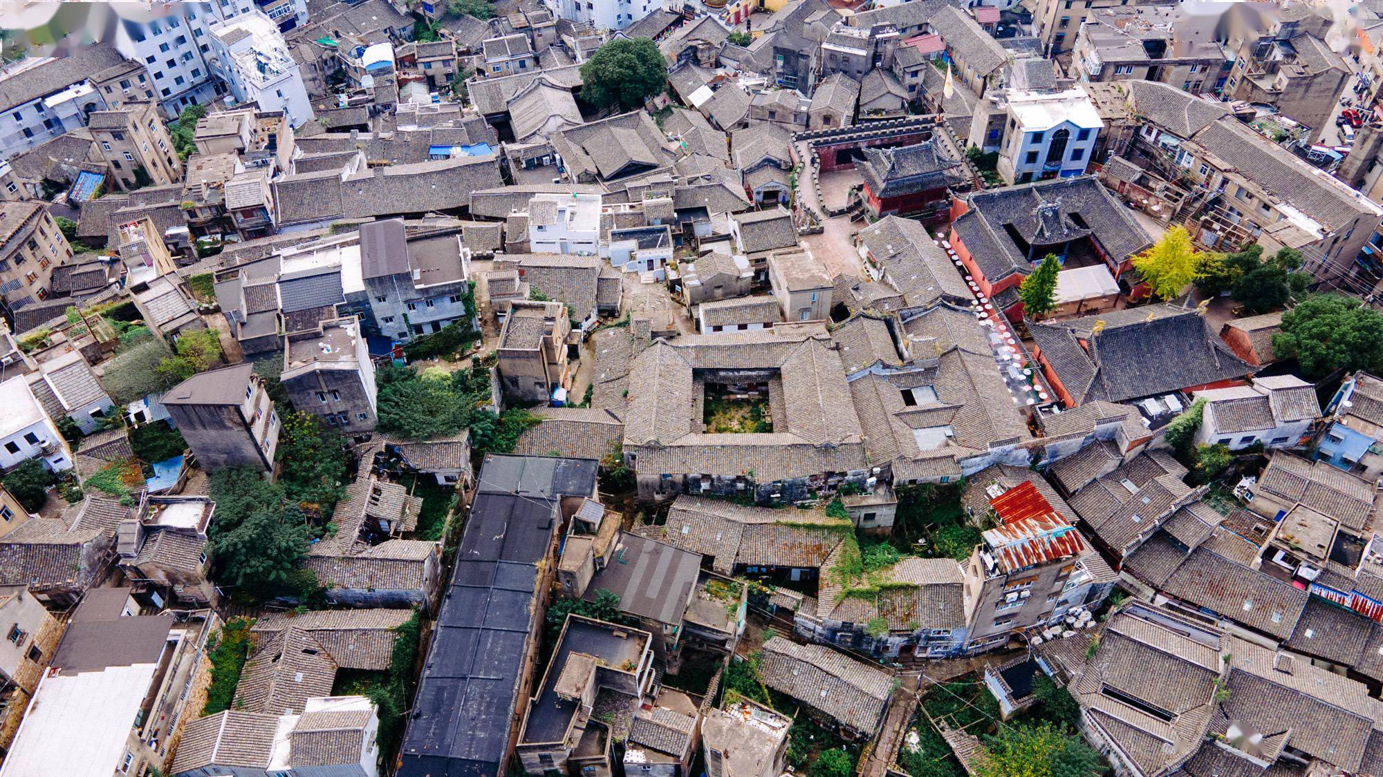 石浦古城保留完整的有4条总长1670米的碗行街,福建街,中街,后街组成了