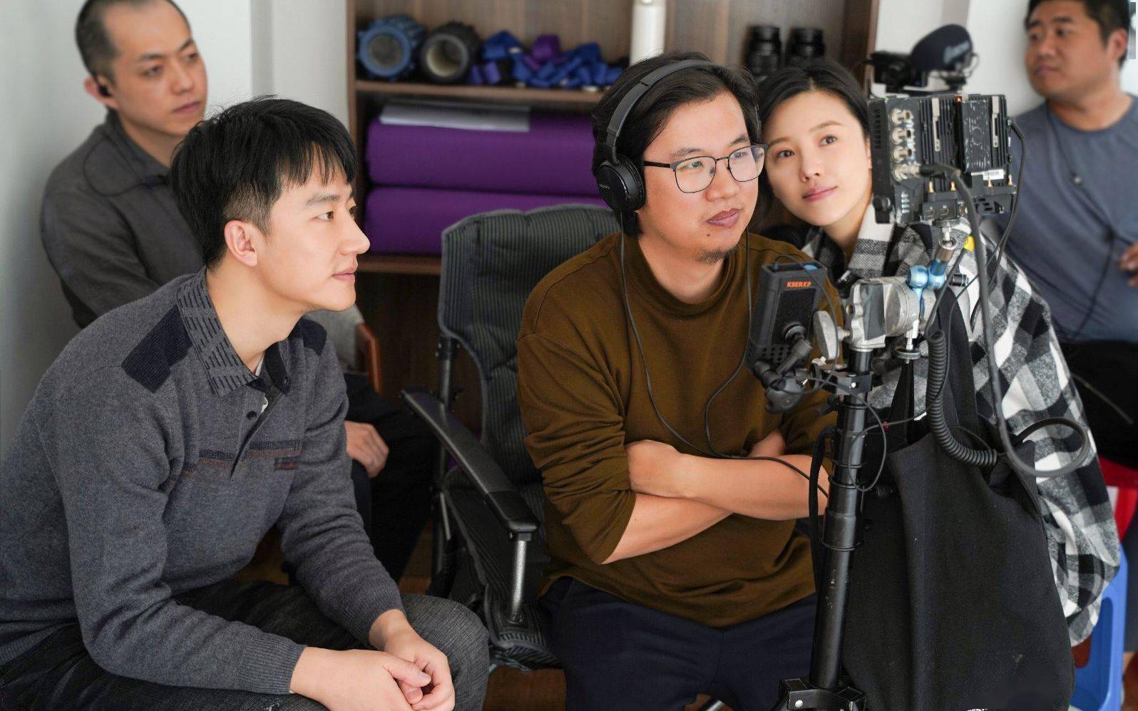 乌海|导演周子陽谈《乌海》风格：有超现实恐龙雕塑，也有接地气吵架