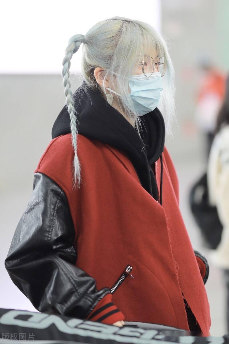 黑怕女孩周君怡一头银发扎俩小辫造型时髦个性独自走机场引人瞩目