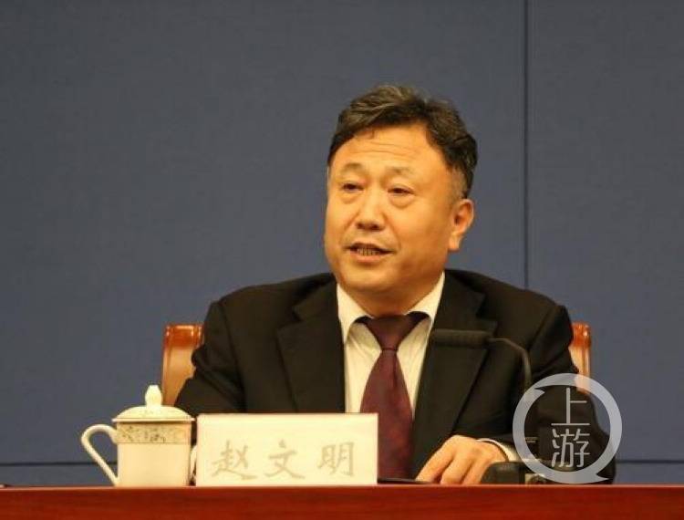 九龙坡区人民政府副区长赵文明通报了确诊患者李某的活动轨迹