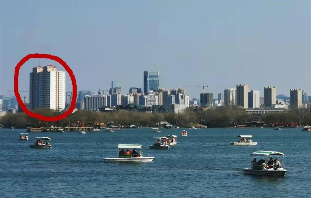 济南大明湖畔"净空"碍眼大厦"拆除!_东湖