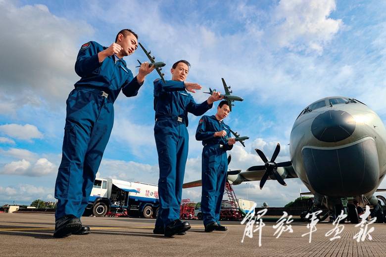 東部戰區海軍航空兵某師搜攻潛演練掠影