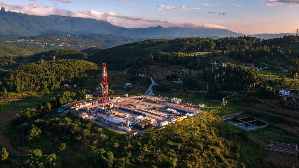 着力加快产能建设步伐,今年1-10月,气田新井累计产气6.45亿方.