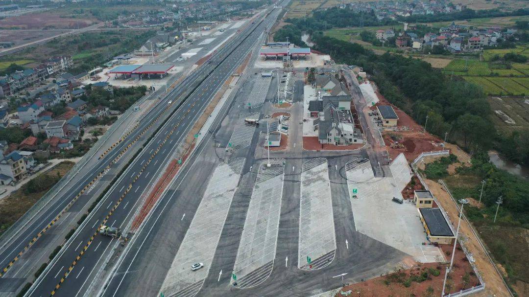 据悉,杭金衢高速公路常山服务区毗邻浙赣两省交界处,被常山县政府视为