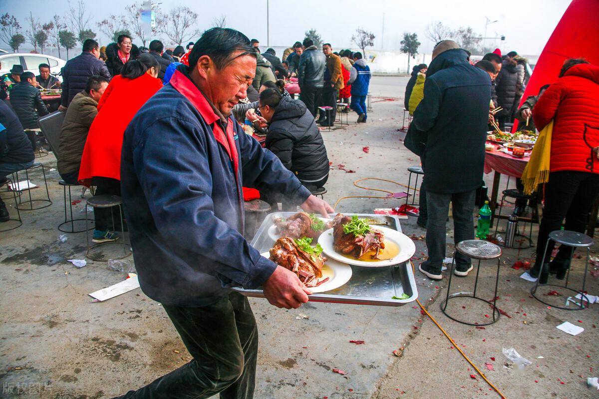 农村吃席抢菜图片图片