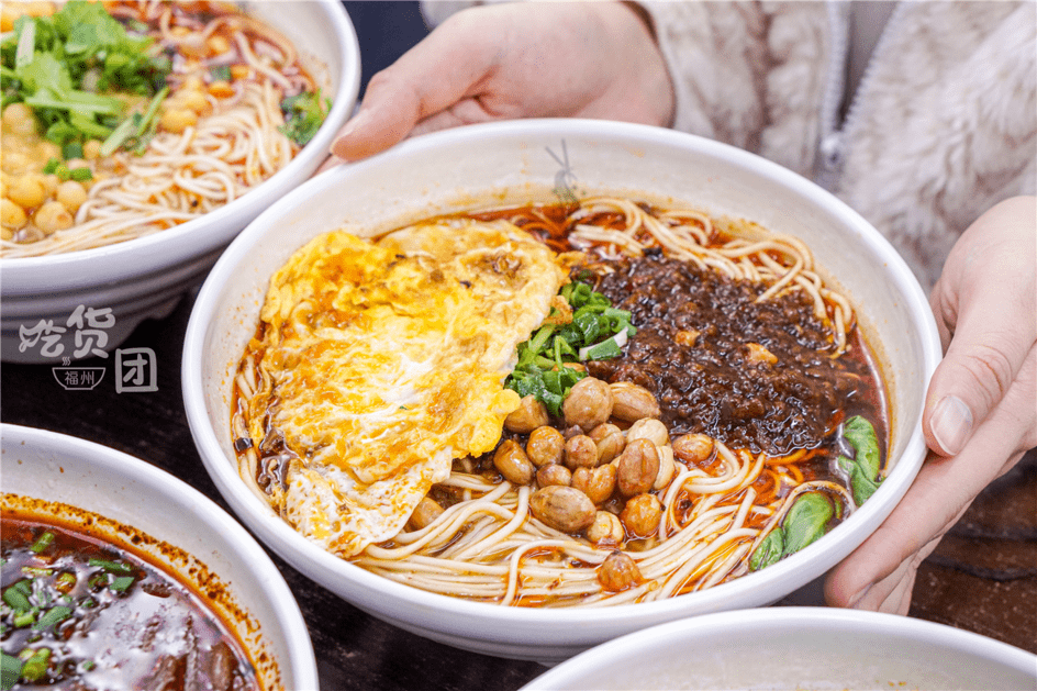 经典的重庆小面不能落下,加上煎蛋是灵魂,肉酱和花生米提升了小面风味