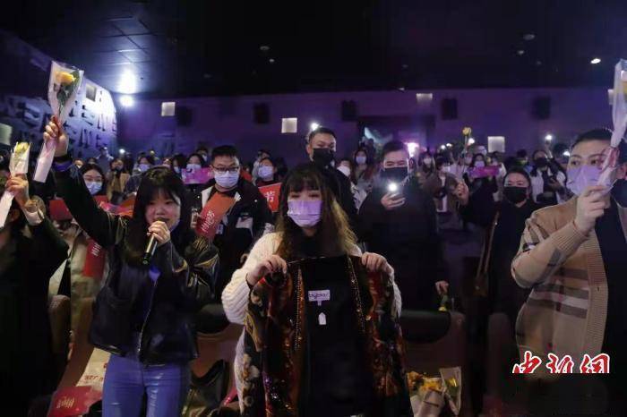 江志强|江志强现身成都宣传《梅艳芳》被歌迷感动湿润眼眶