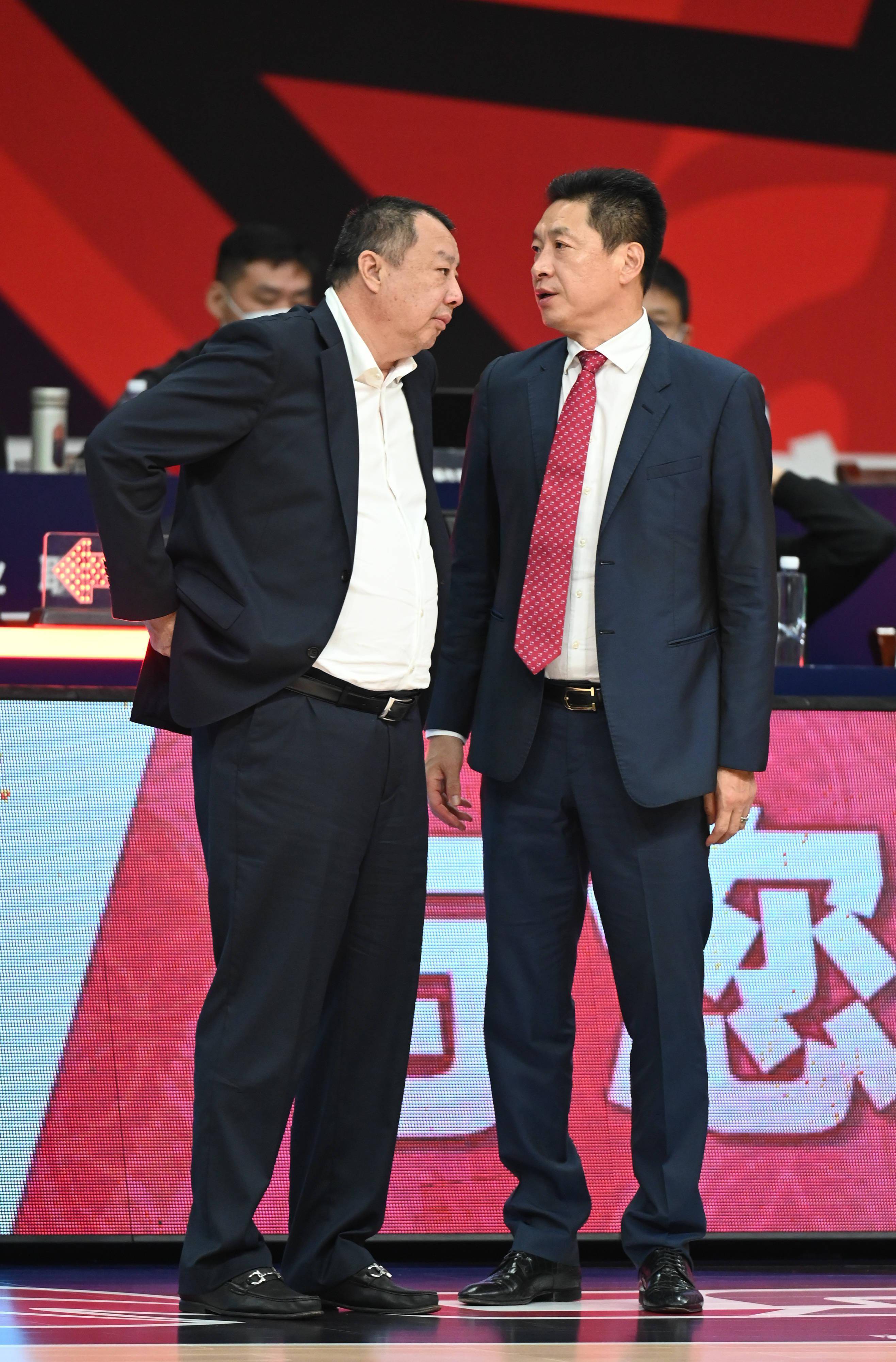 11月3日,青岛每日优鲜队主教练吴庆龙(左)与上海久事队主教练李春江在
