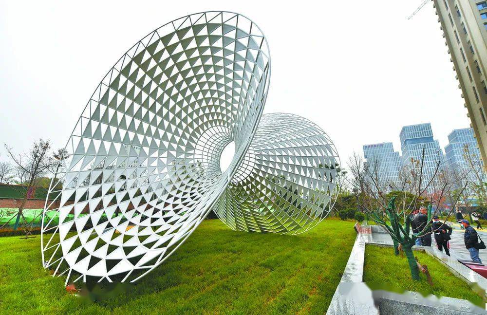 原纺织厂风格的"记忆之门",抽象的纺锤雕塑,"纺线"的格栅围合出的纺织