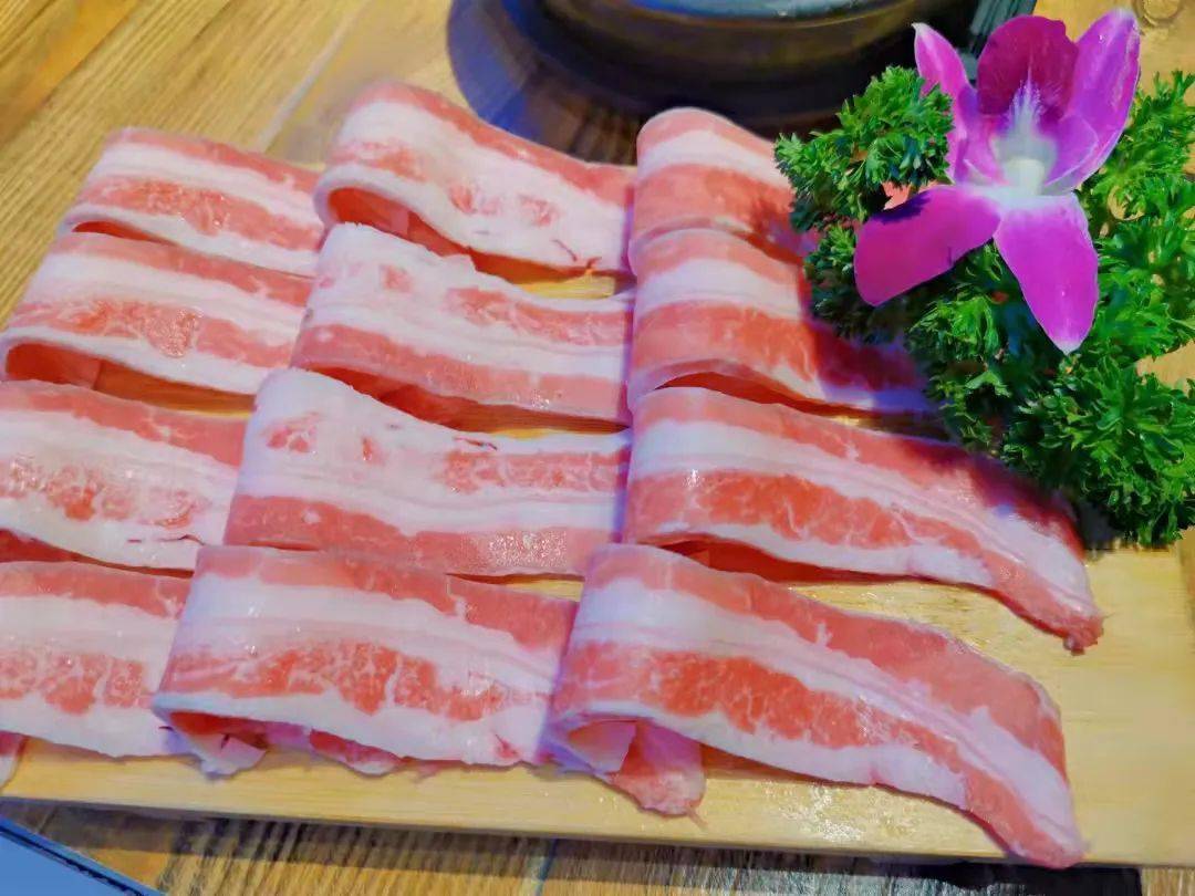 引得无数人竞相折腰,口水疯狂的分泌柔软多汁,口感温润~在烤盘上尽情