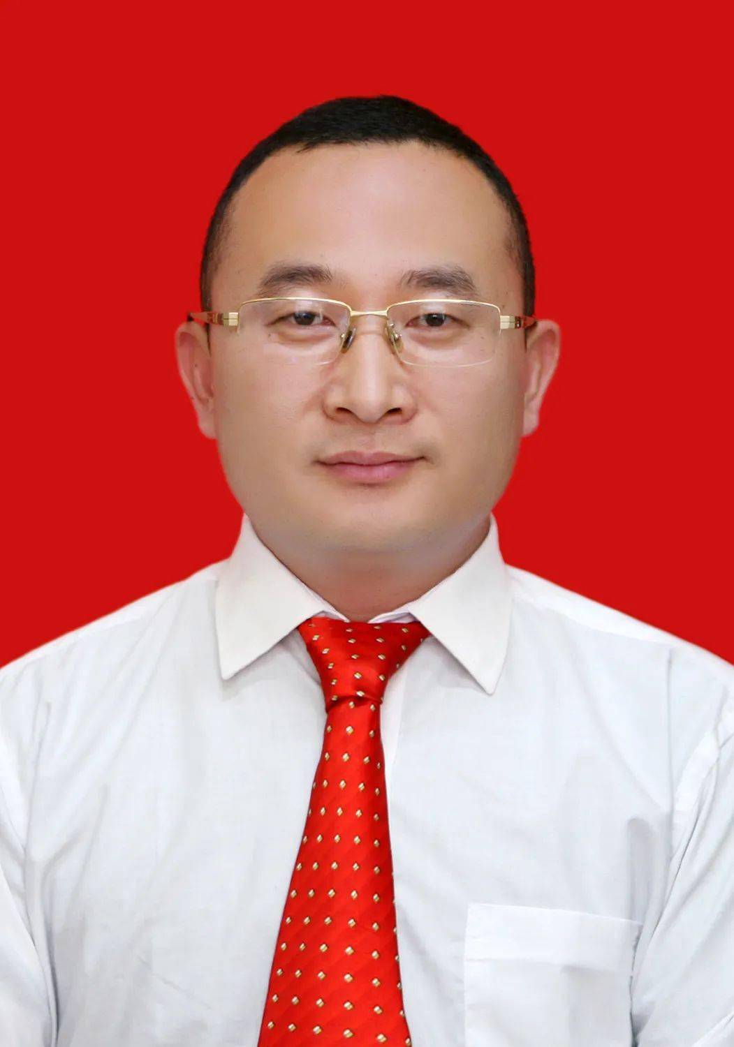 在职研究生,中共党员,现任张家界市永定区人民政府党组成员,副区长