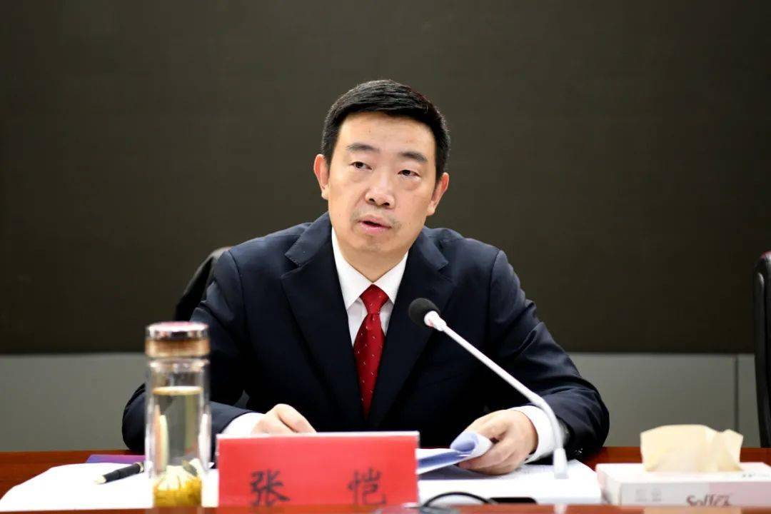 新一届余庆县委召开第一次常委会议