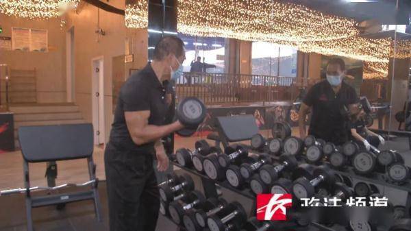 健身房|超励志！长沙一名71岁大爷当健身教练，曾跑步减重百余斤