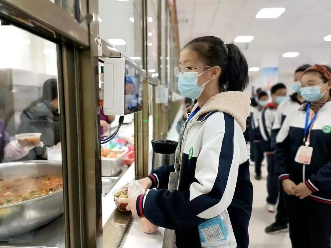 武都区城关中学校外县籍滞留学生正在用餐.