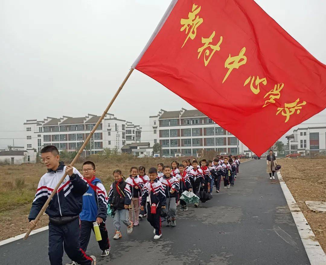 11月2日下午,歙县郑村镇"复兴少年宫"组织郑村中心学校3-6年级400多名