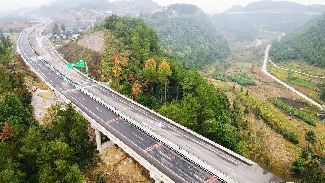 铜仁市高速公路建设服务中心主任冉海光表示:湄潭至石阡高速公路建成