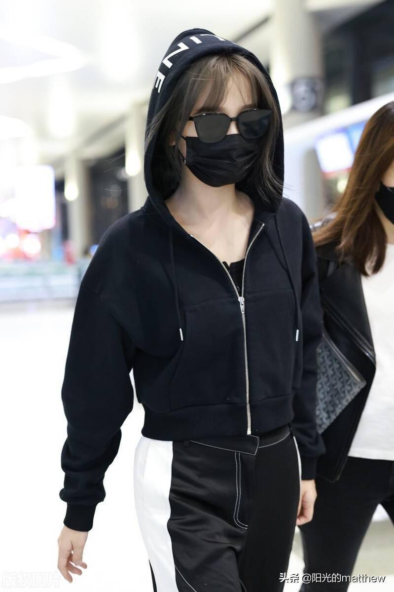 虞书欣现身上海机场穿黑色短款卫衣戴墨镜全黑酷帅