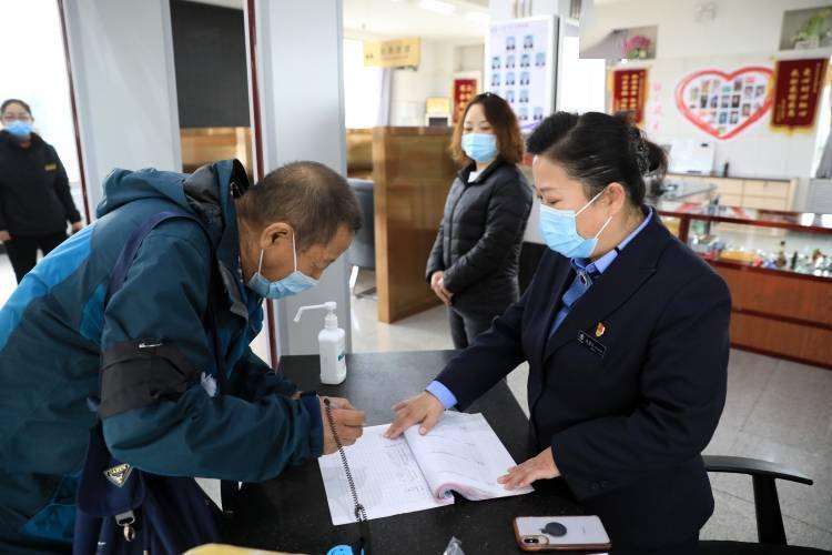 太原市永安殡仪馆预备党员向晋红引导群众登记个人信息太原市永安殡仪