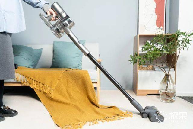 全能吸尘器评测！吸拖一体难缠毛发秒清理，犄角旮旯高处打扫全搞定