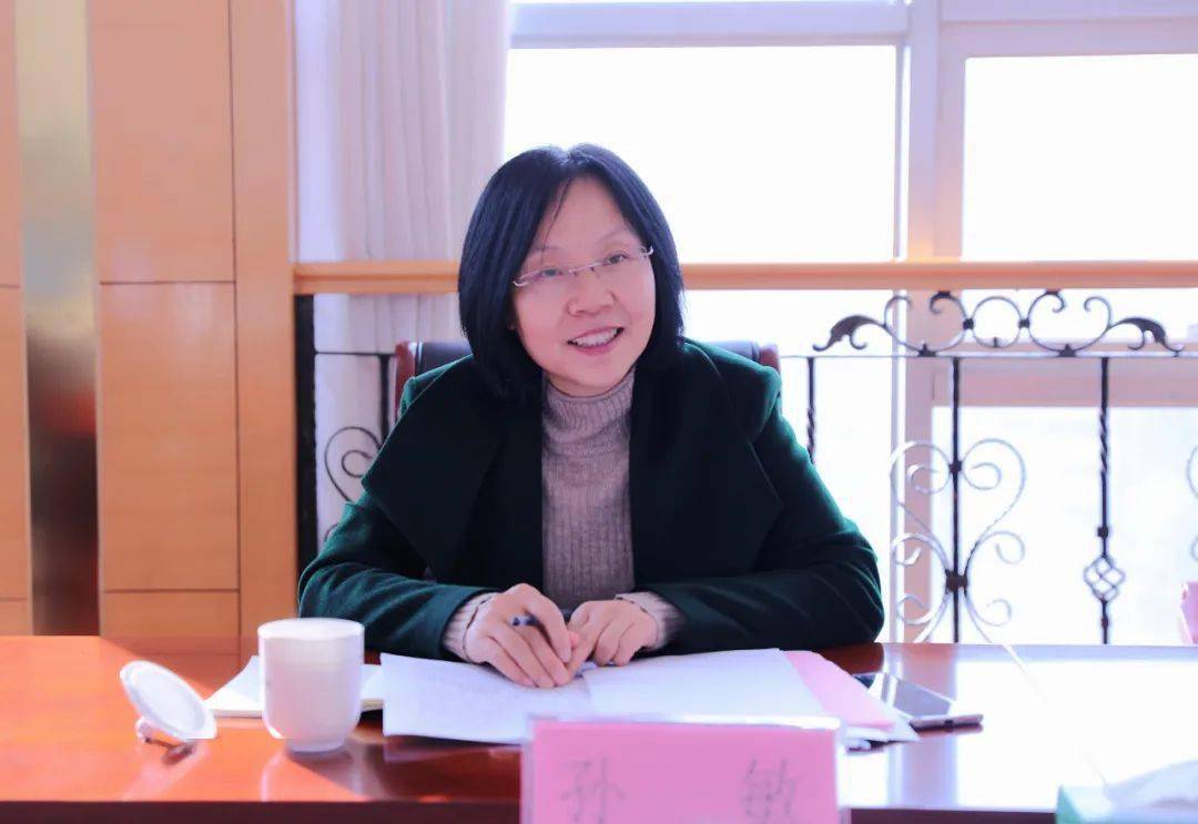 11月4日,山东省药品监督管理局化妆品监管处处长孙敏,二级调研员陈冰