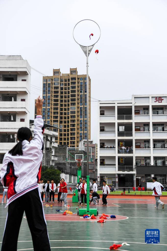 11月4日,在广西崇左大新县民族高级中学,学生们在练习高抛绣球.
