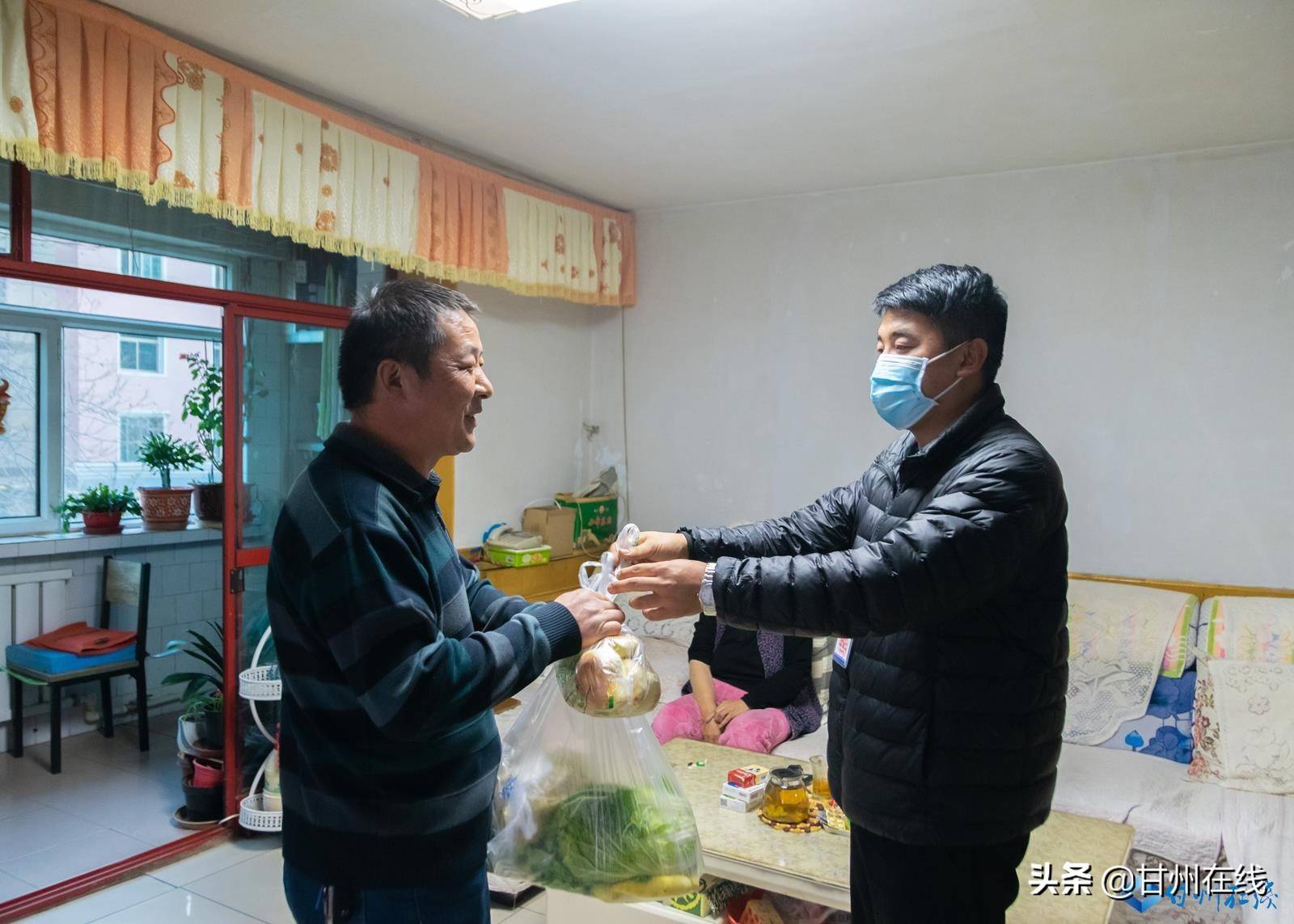 「抗击疫情 甘州在行动」张掖甘州:扶贫帮困 8055份生活物资慰问9类