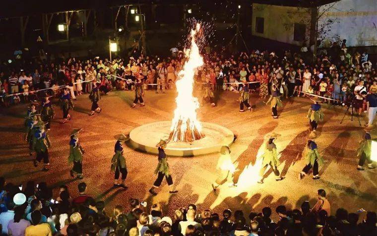 上东村"舞火狗"上东村群峰起伏,森林覆盖率超86%.