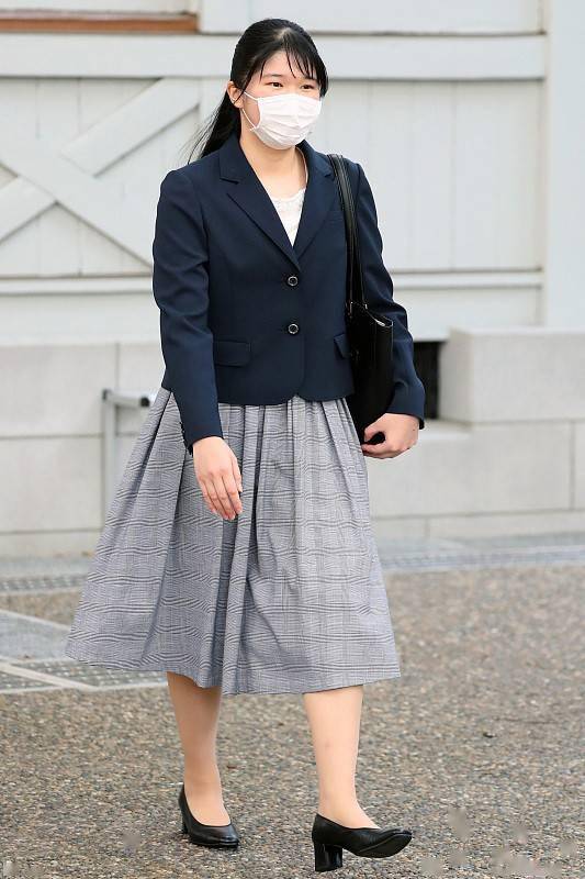 日本爱子公主成功逆袭穿得端庄大方的裙子行为举止招人喜欢