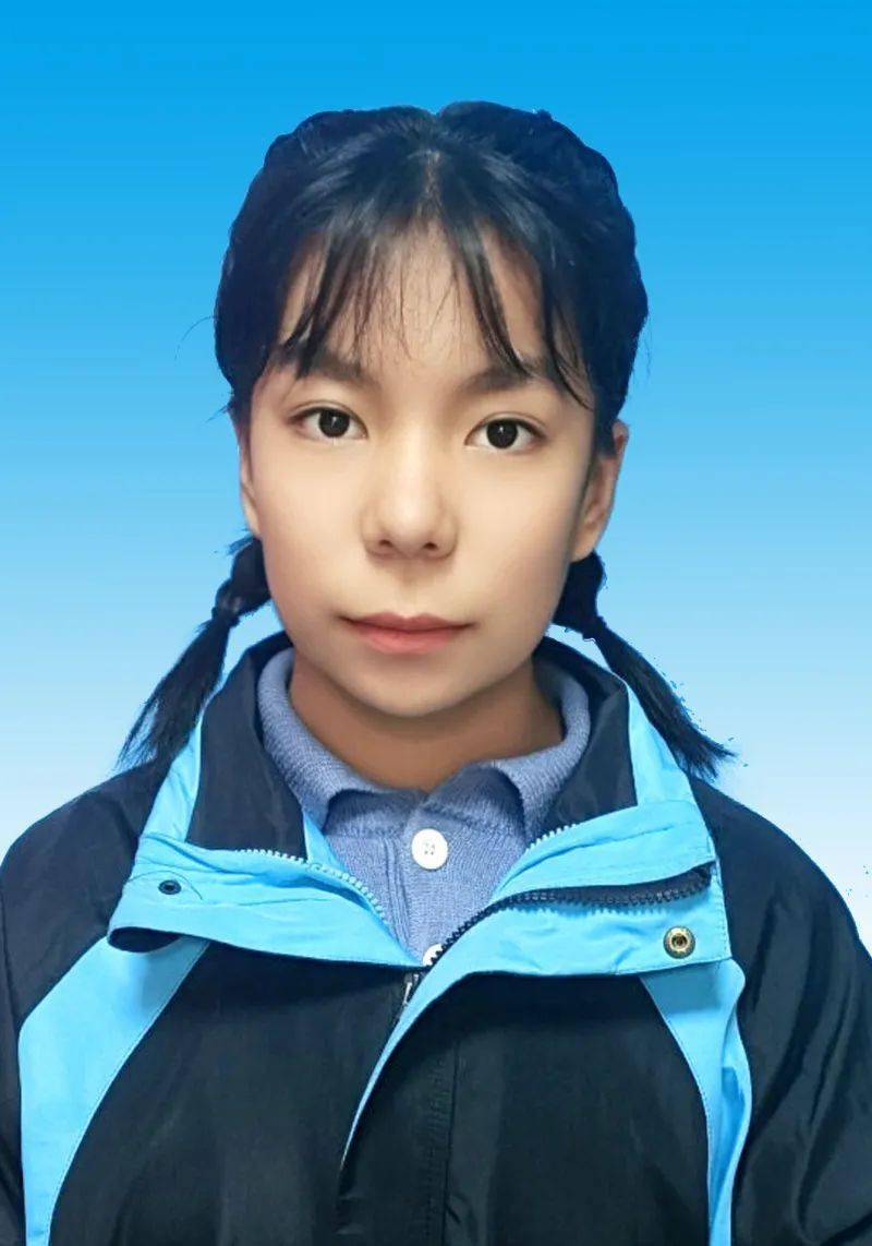女,维吾尔族,克州阿克陶县雪松中学九年级3班学生(现就读于克州二中
