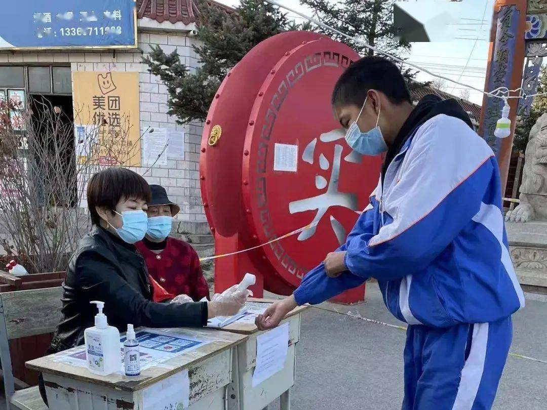 连日来,包星花和张文白天奔走在入户排查,消毒消杀