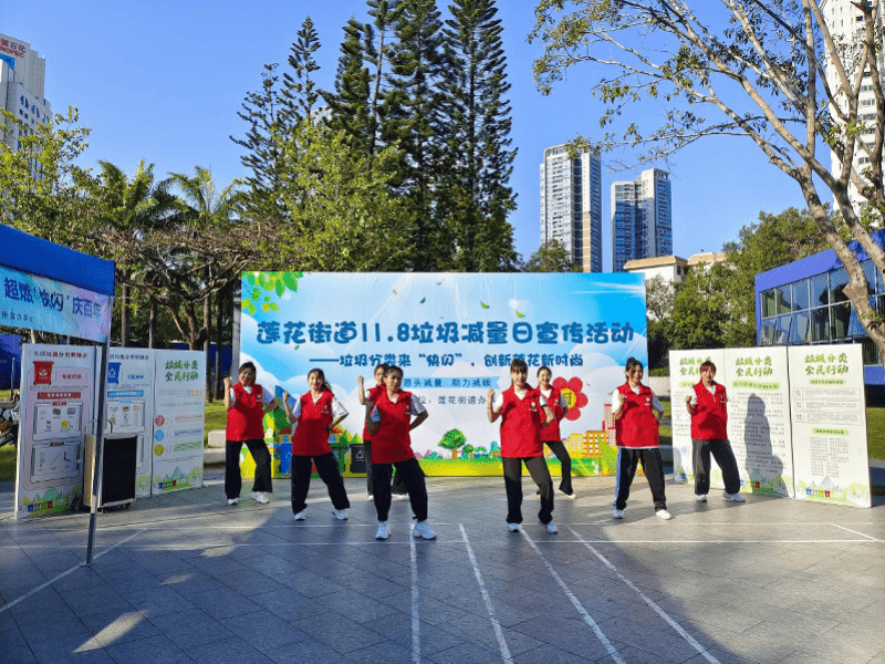 快閃活動主題歌曲《垃圾分類》將分類知識點融入到歌詞中,配合現場