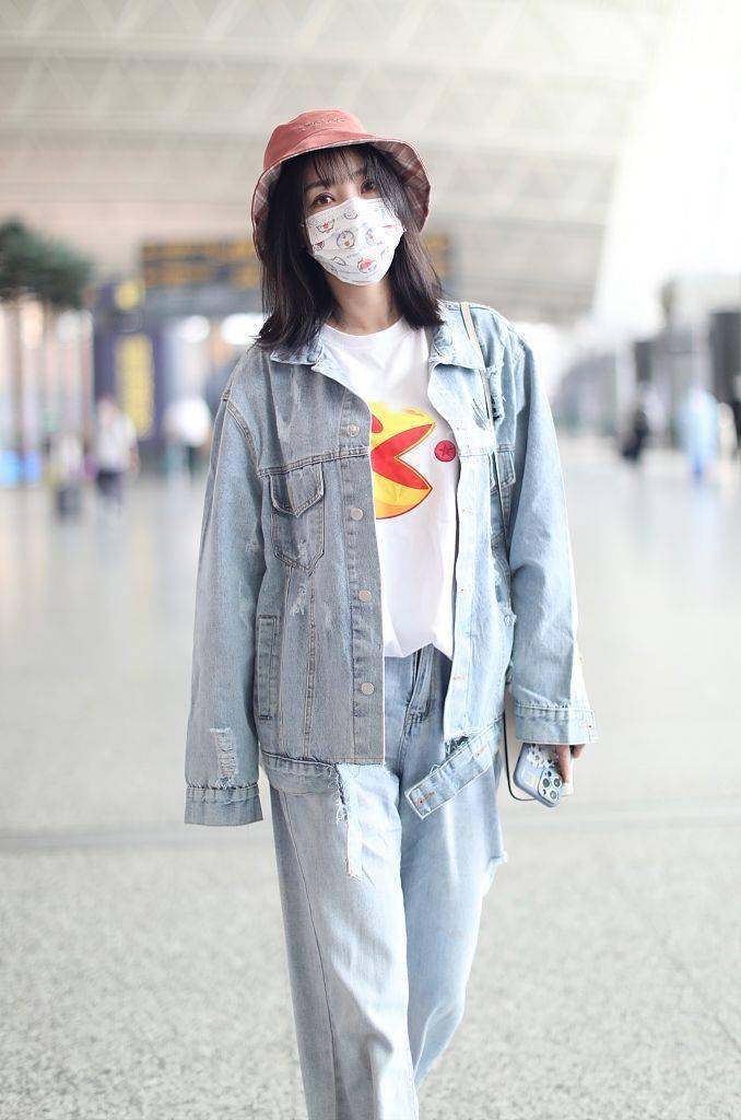 卡通 柳岩穿牛仔套装内搭白T 对镜头比耶可爱搞怪