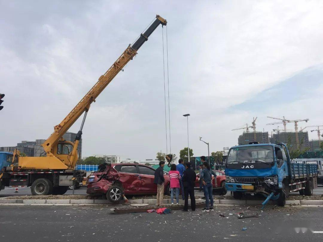 奉贤金海公路金齐路路口发生一起车祸,疑似一辆装载叉车的卡车速度过