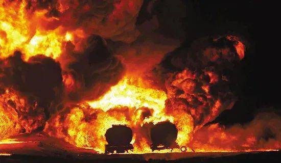 油罐车卡车相撞爆炸引燃加油站!至少108人死亡!