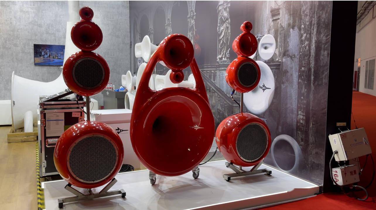 逛进博|音响被当作艺术品,这里开了小音乐会