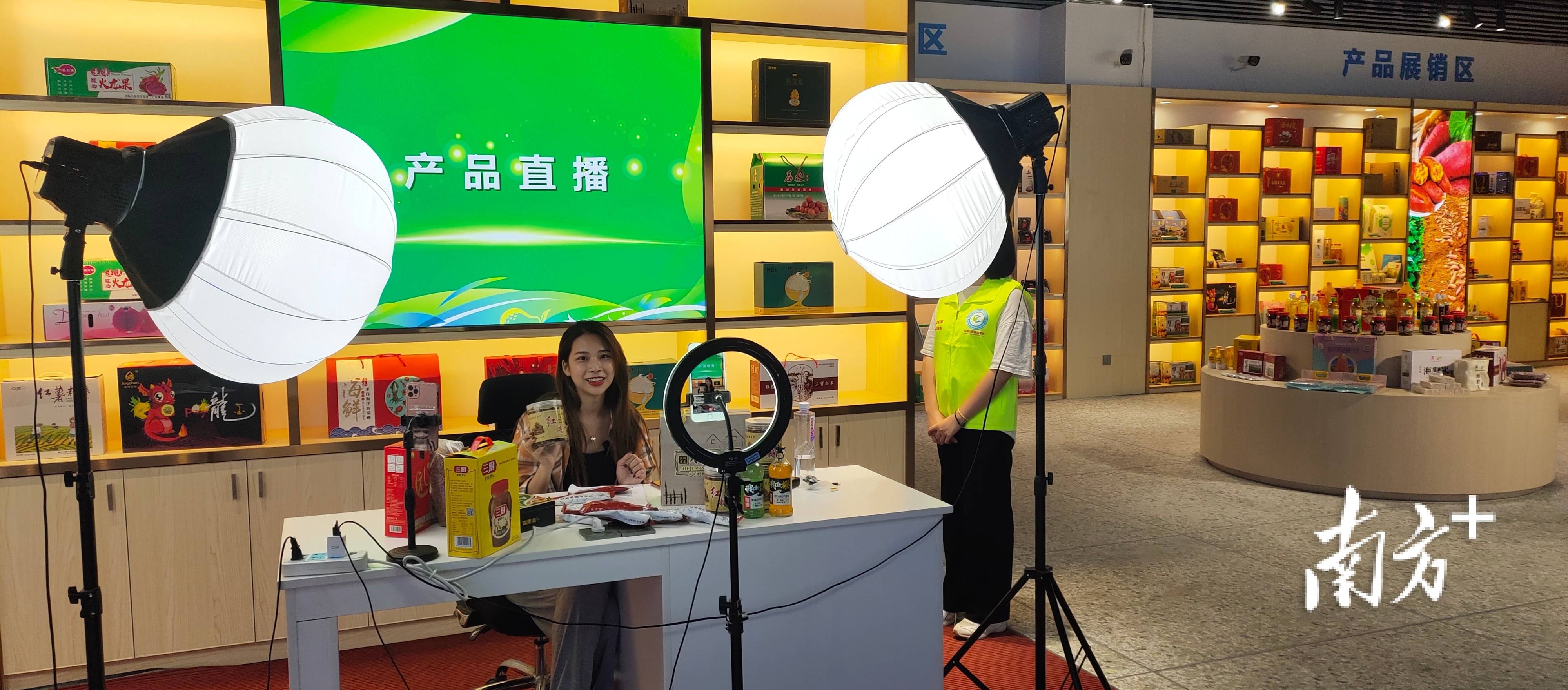 湛江组织直播带货有效拓展农产品销路 湛江市委办供图湛江市霞山区