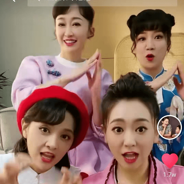 她和陈怡,小鹿姐姐,红果果一起对着镜头做鬼脸,四人微笑的模样令人