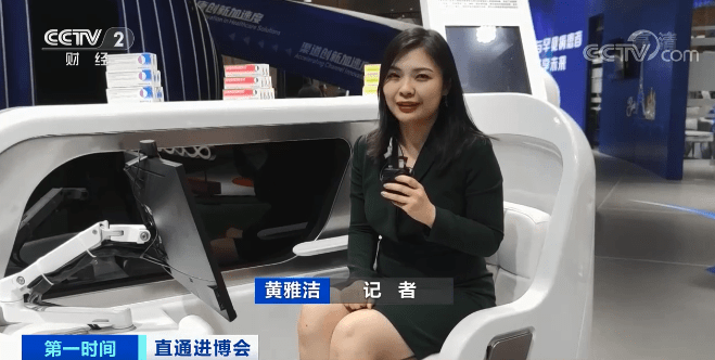 记者 黄雅洁:这是一个无人疫苗接种舱,将手臂贴近接种口,里面的机械臂