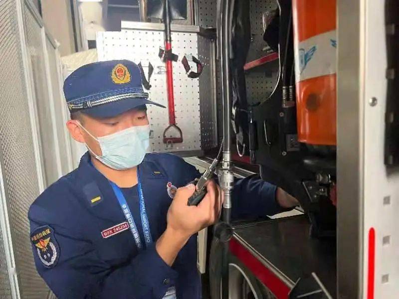 ``````作为一名消防员,我已经参加三届进博会的消防安保任务,感到荣幸