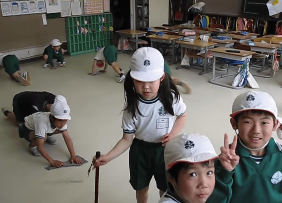 日本鼓励学生在校搞大扫除，日本教育专家：有助于培养他们对教室的感谢之情 