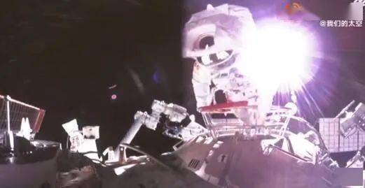 网友|太空出舱这一幕，网友爆笑！网友：我_____出舱，感觉良好！