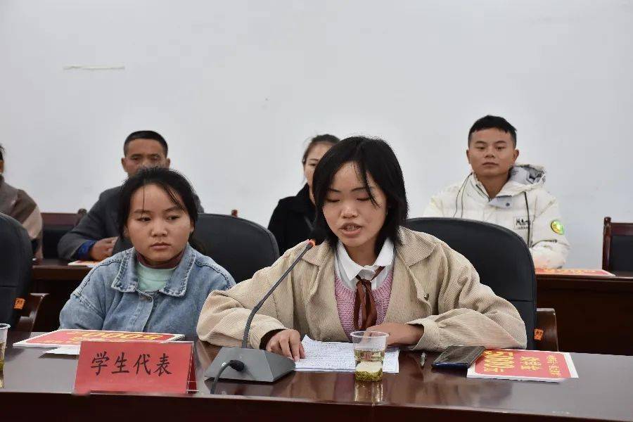 受助学生代表发言受助学生家长代表发言最后,县委副书记,县委教育工委
