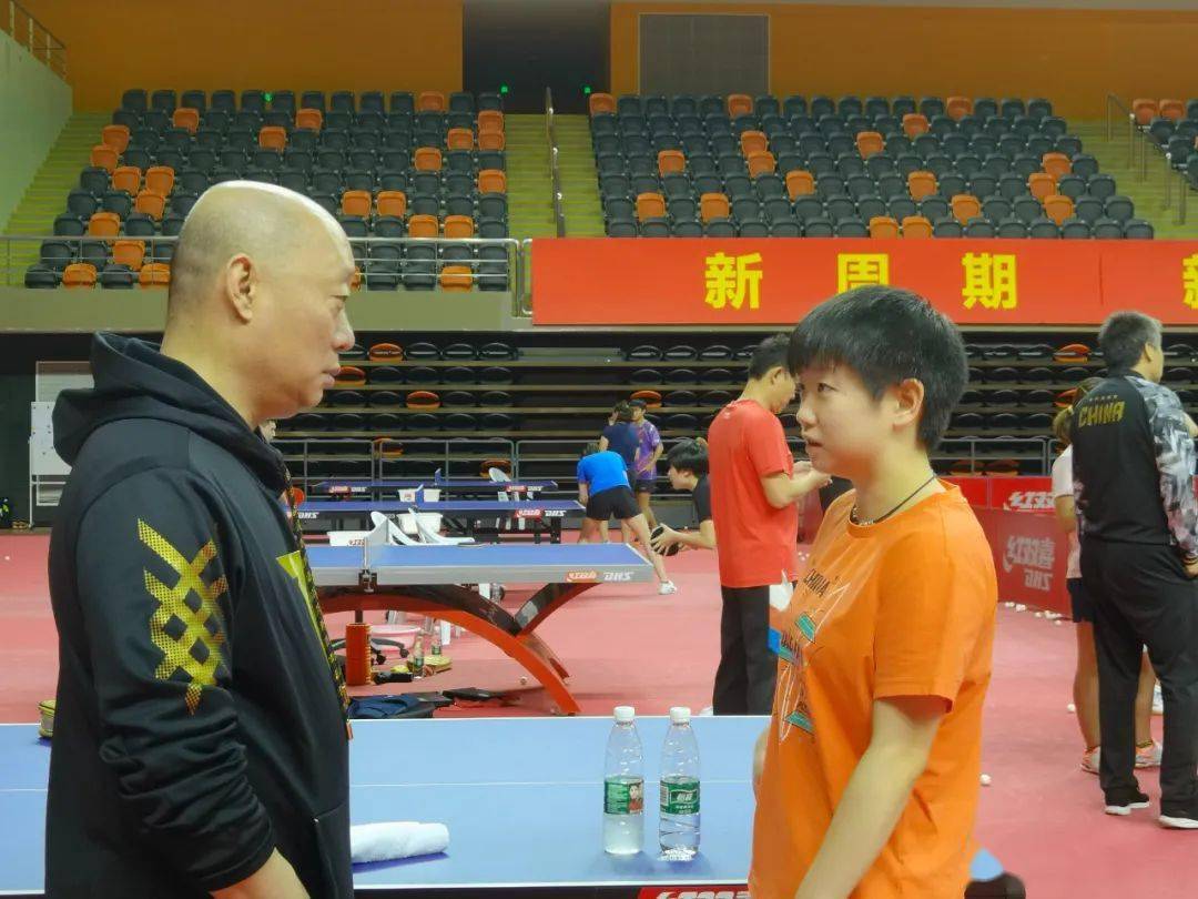 中国乒乓球女队特邀杨广弟教练助力孙颖莎备战休斯敦世乒赛
