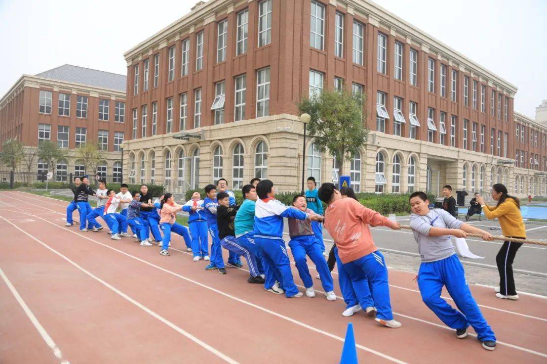 强健体魄献礼祖国东丽区华城庭苑中学举办第一届趣味运动会