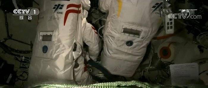 保障|新版“国旗黄”舱外航天服亮相 适体性版型优化更适合瘦小航天员
