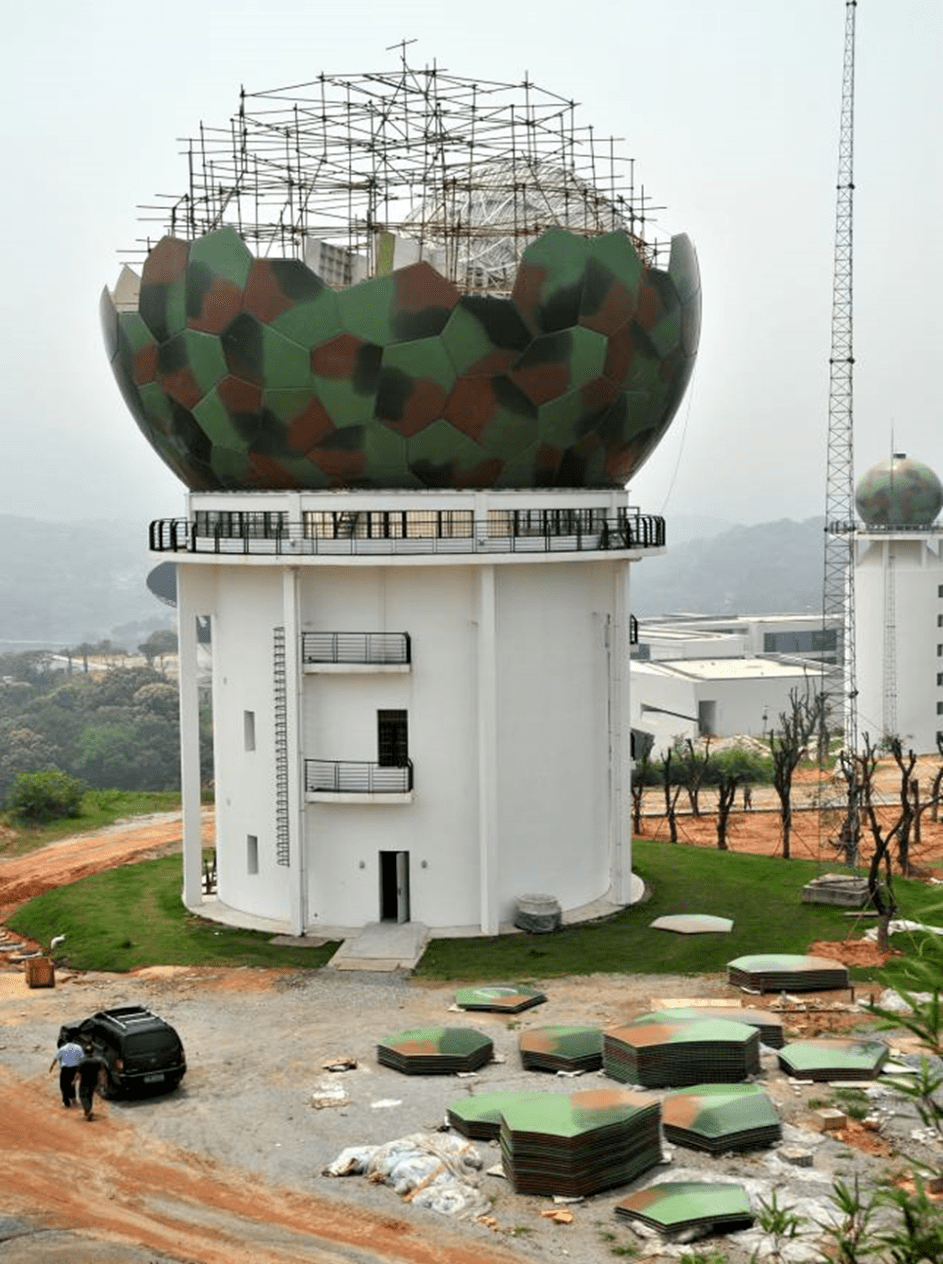 第三为了便于制造,安装和运输,会把大型刚性天线罩做