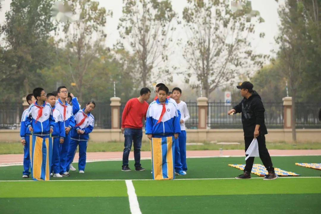 强健体魄献礼祖国东丽区华城庭苑中学举办第一届趣味运动会